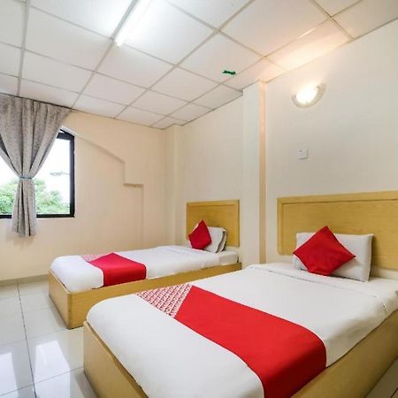 Oyo 301 River Inn Hotel Butterworth Extérieur photo