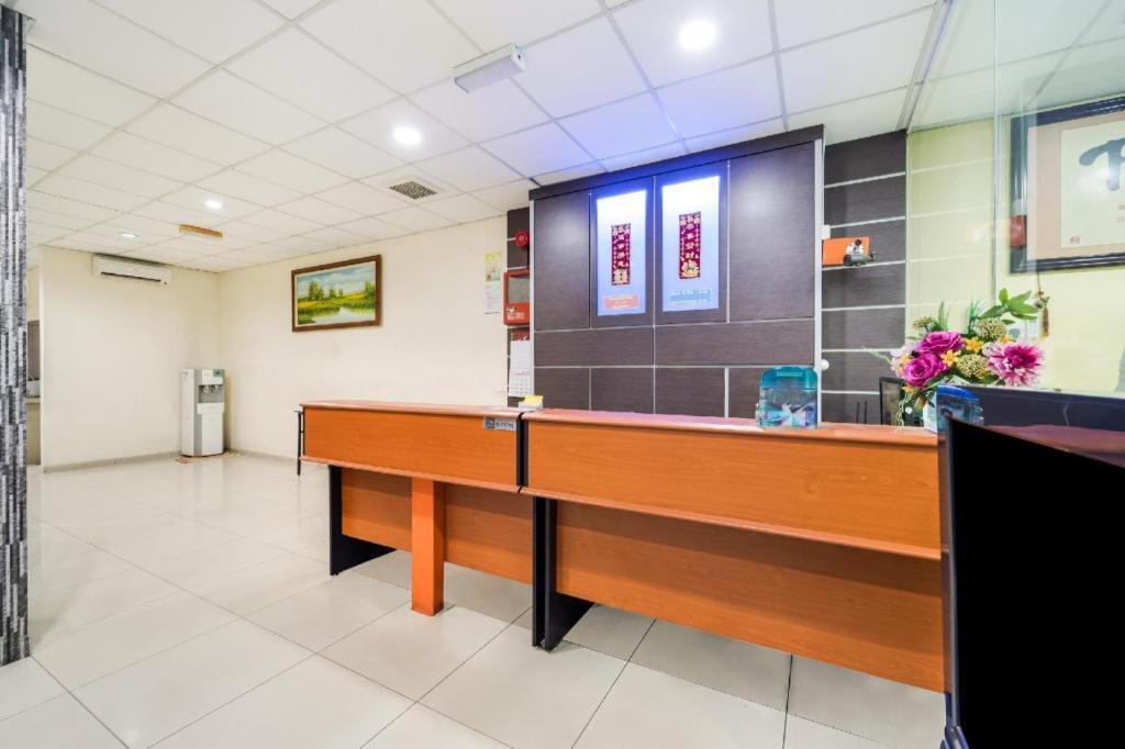 Oyo 301 River Inn Hotel Butterworth Extérieur photo