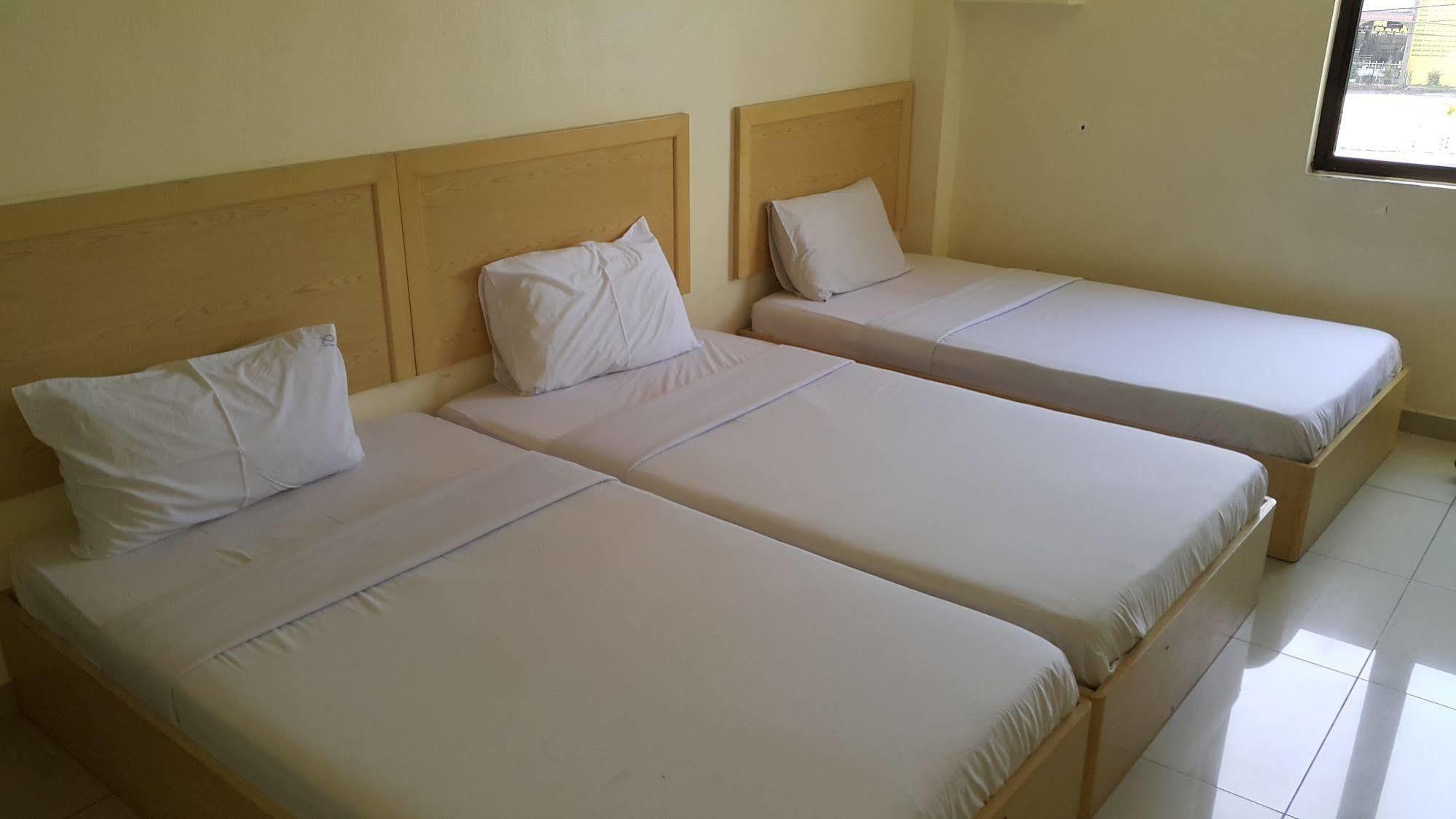 Oyo 301 River Inn Hotel Butterworth Extérieur photo