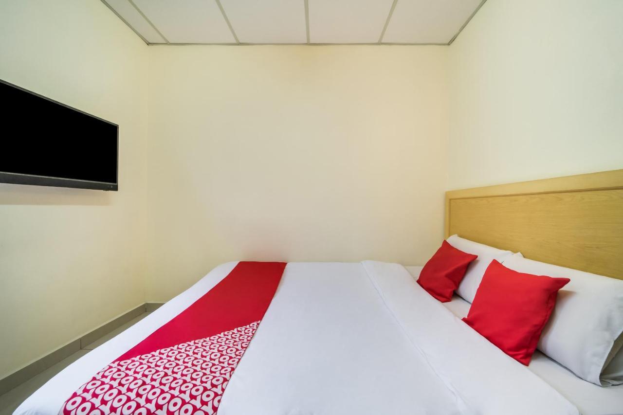 Oyo 301 River Inn Hotel Butterworth Extérieur photo